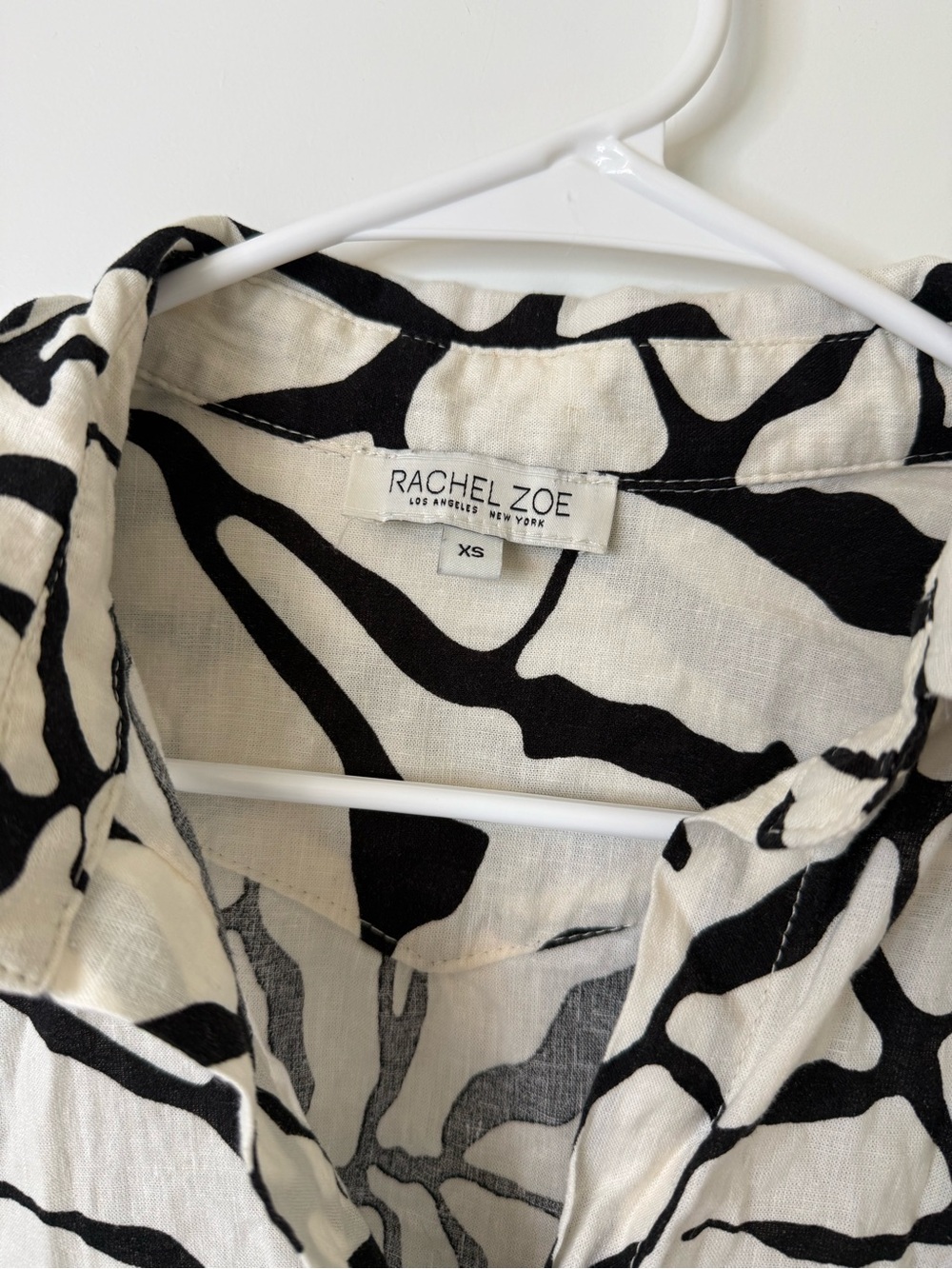 Rachel Zoe Linen Blend Black and White Abstract Cropped Button-Down - Picture 2 of 4